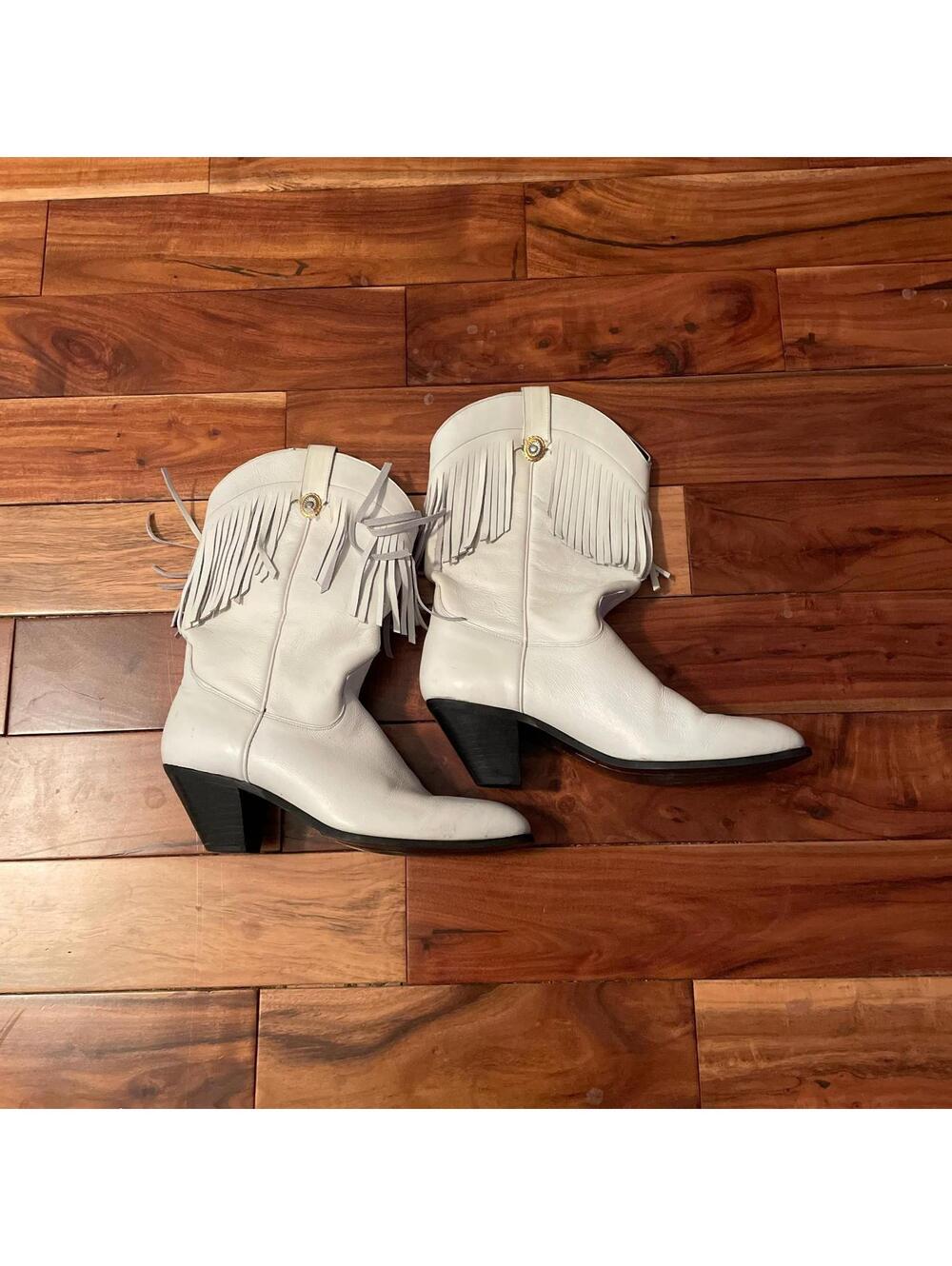 Dingo White Leather Fringed Ankle Boots. Size 8.5. Pre owned.
